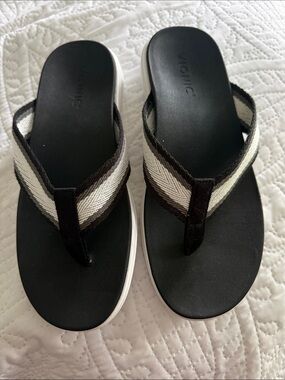 Vionic Black Flip Flops with White Striped Straps Never worn